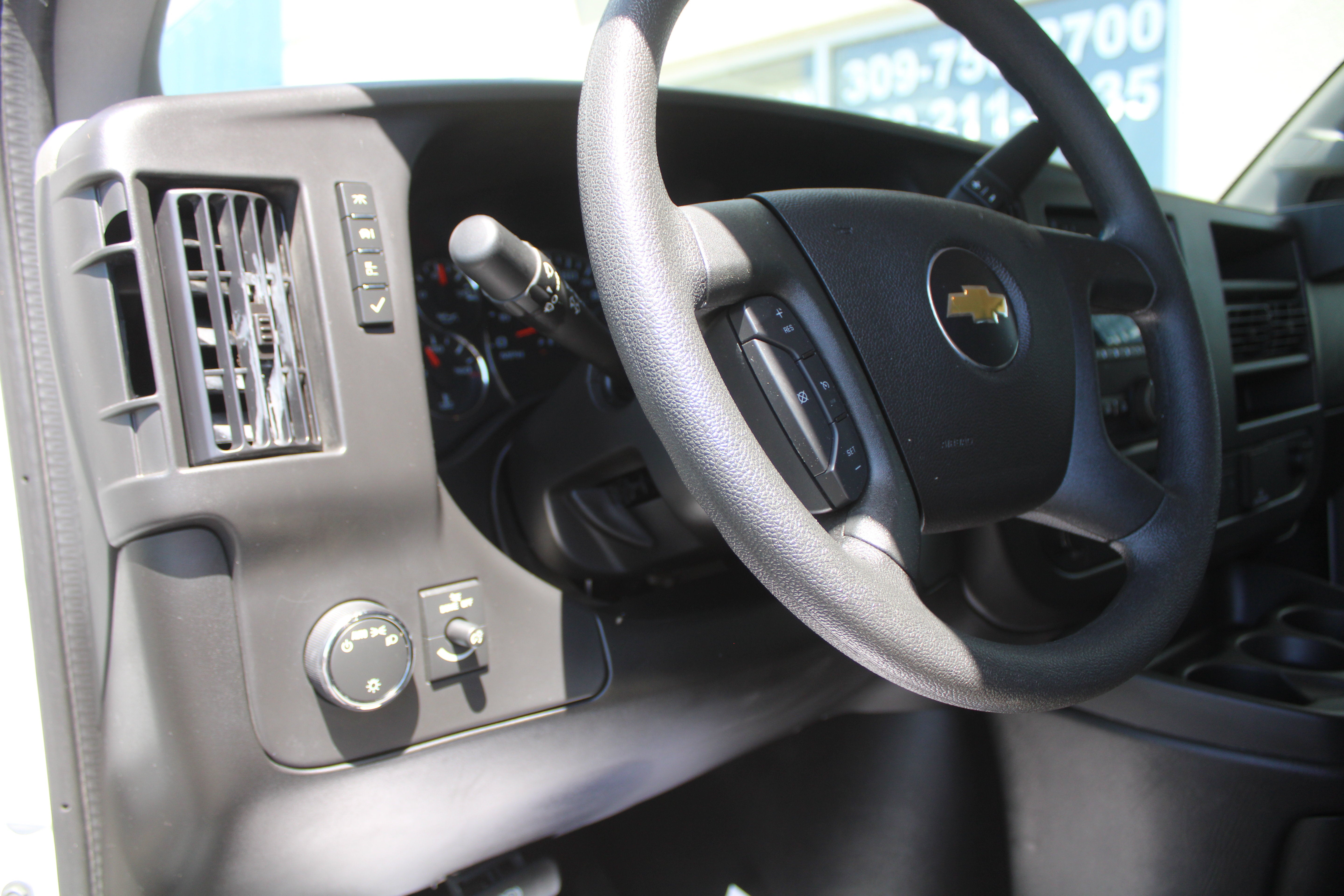 2025 Chevrolet Express Passenger 1LT