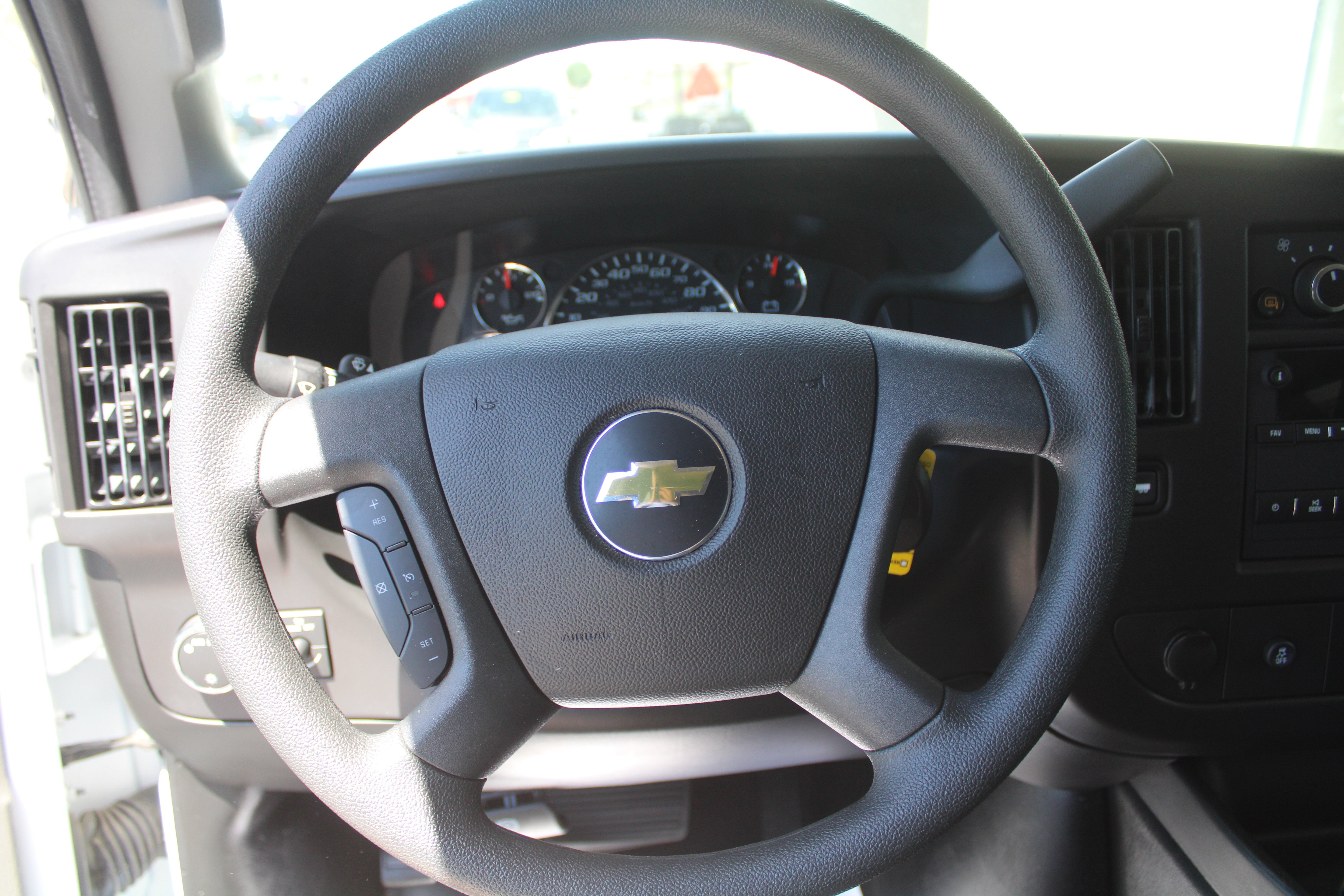 2025 Chevrolet Express Passenger 1LT