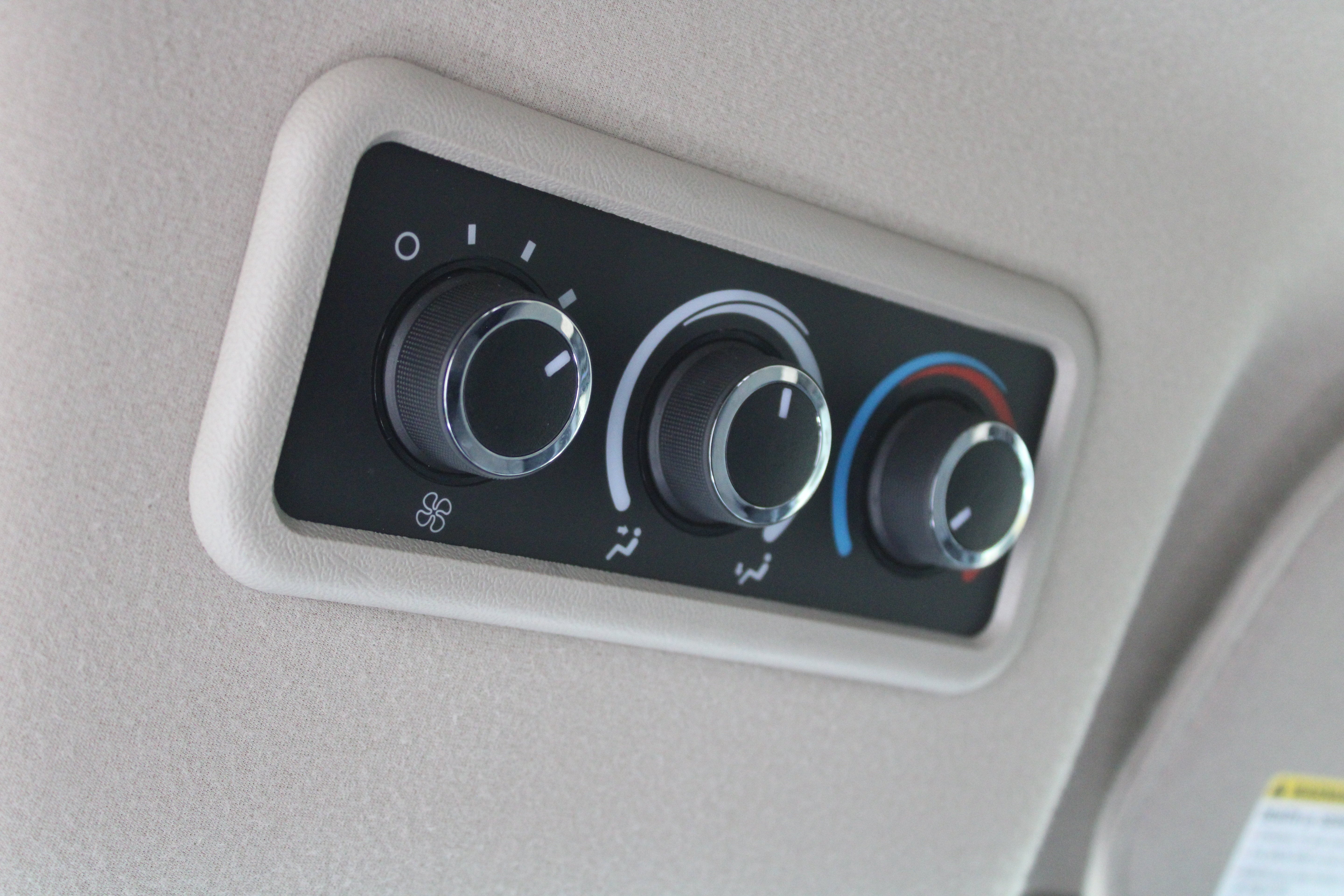 2025 Chevrolet Express Passenger 1LT