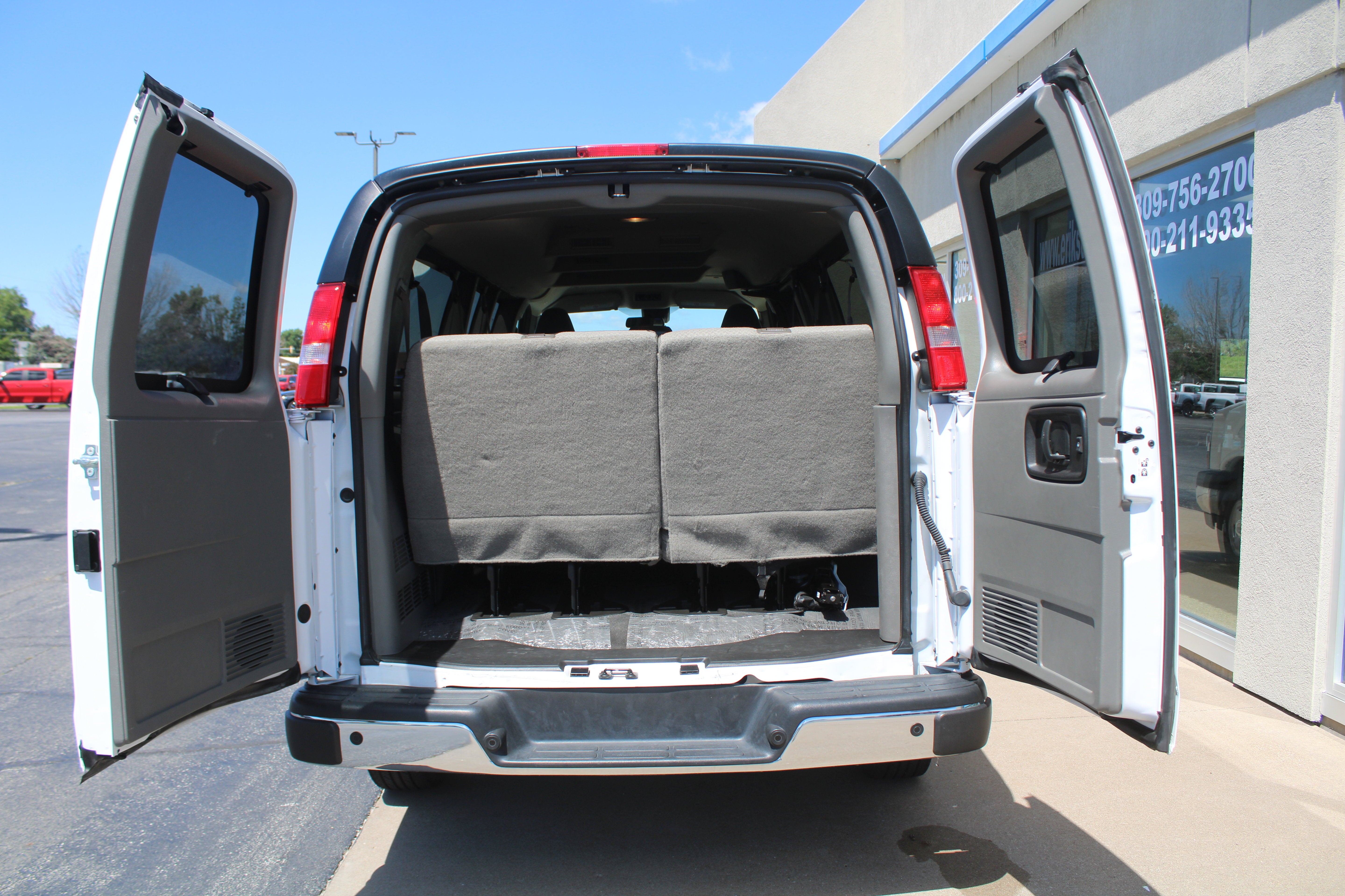 2025 Chevrolet Express Passenger 1LT