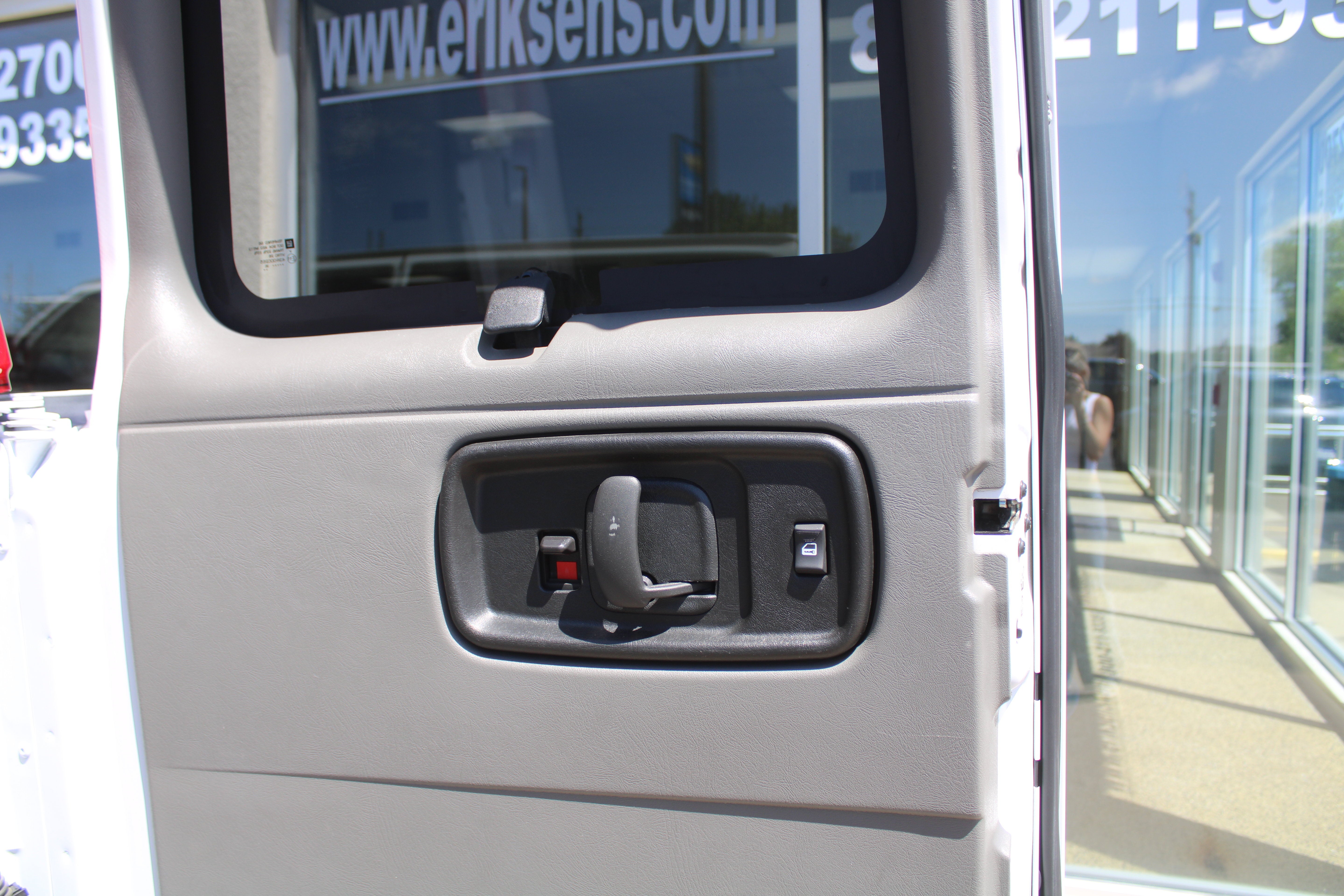 2025 Chevrolet Express Passenger 1LT