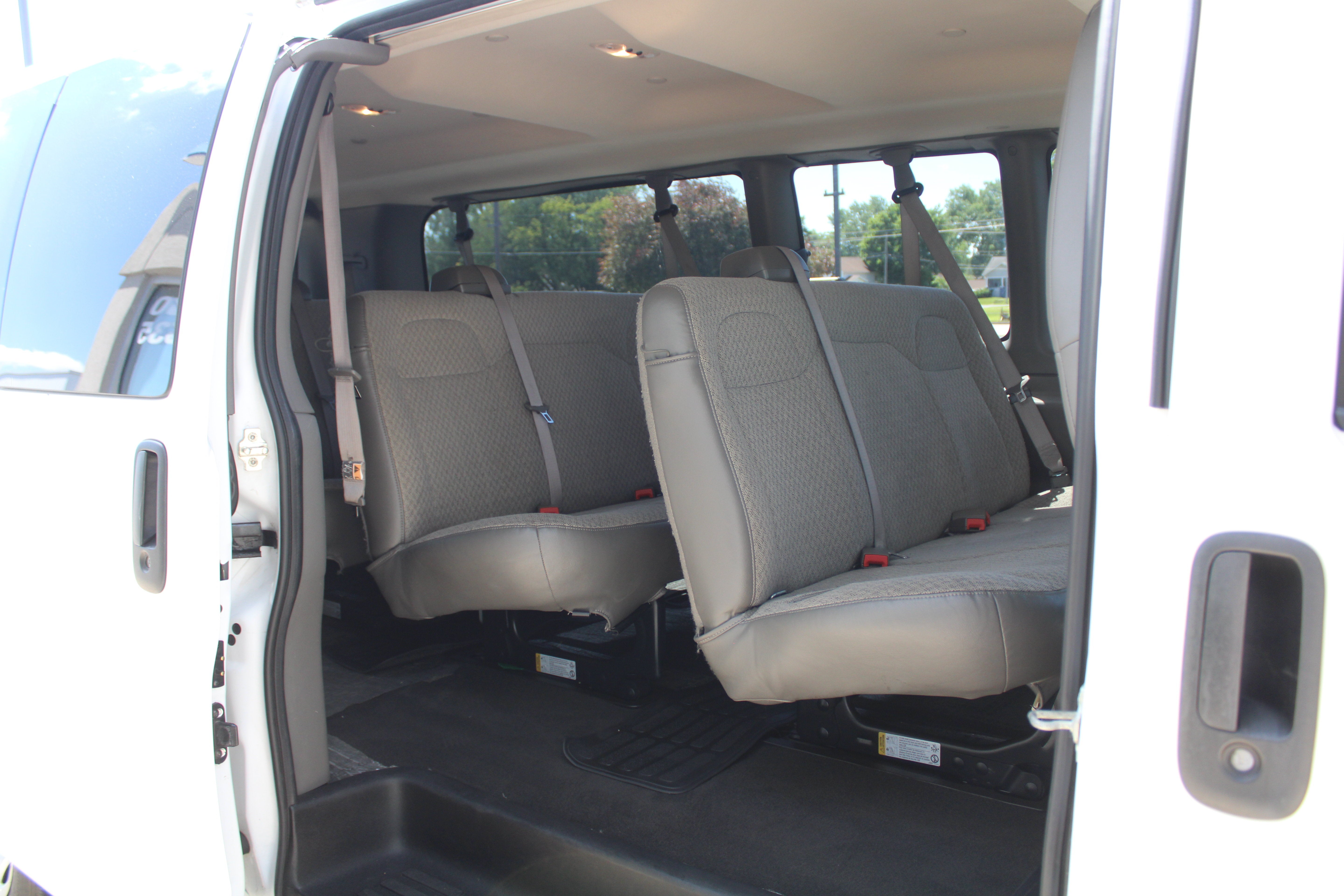 2025 Chevrolet Express Passenger 1LT