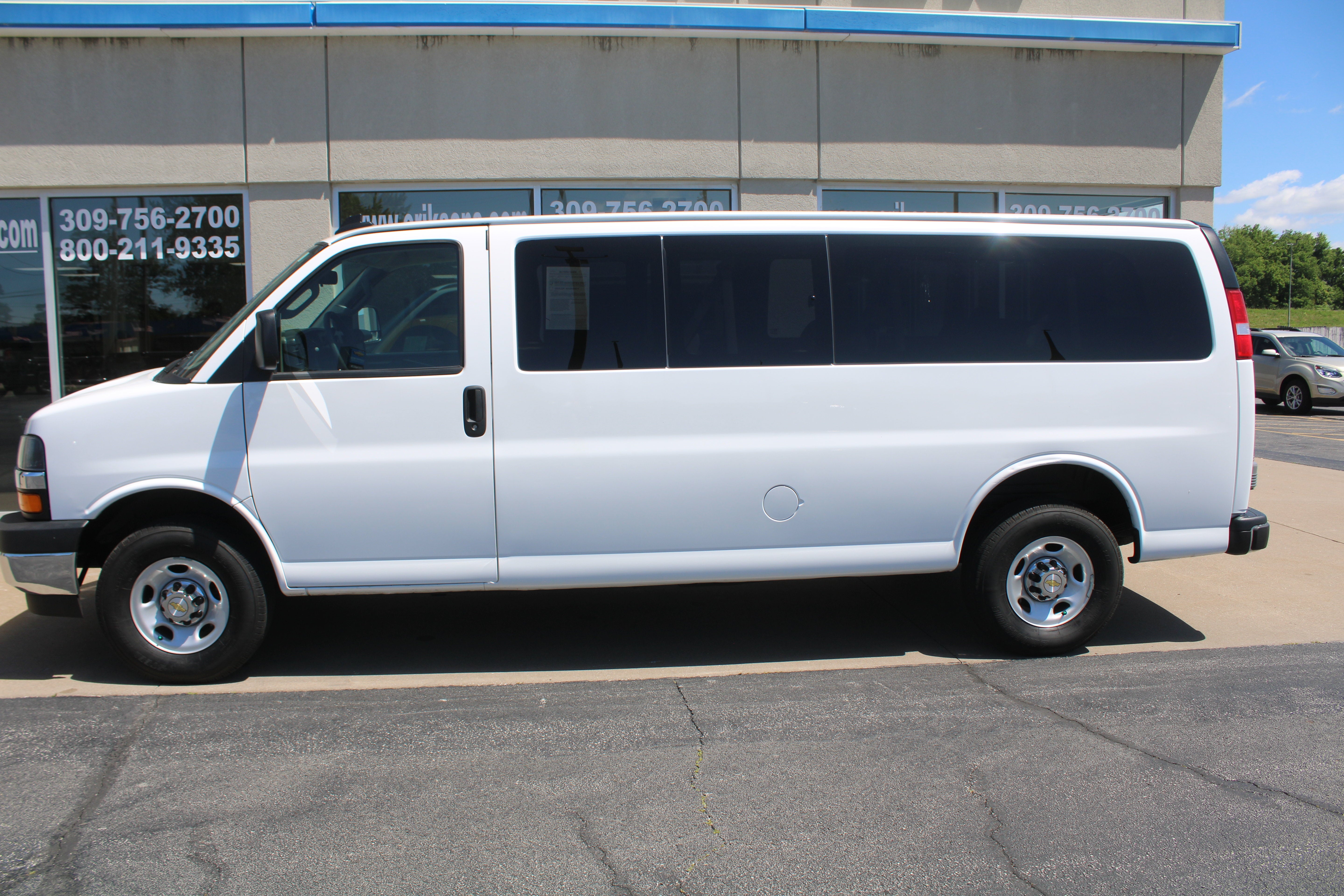 2025 Chevrolet Express Passenger 1LT