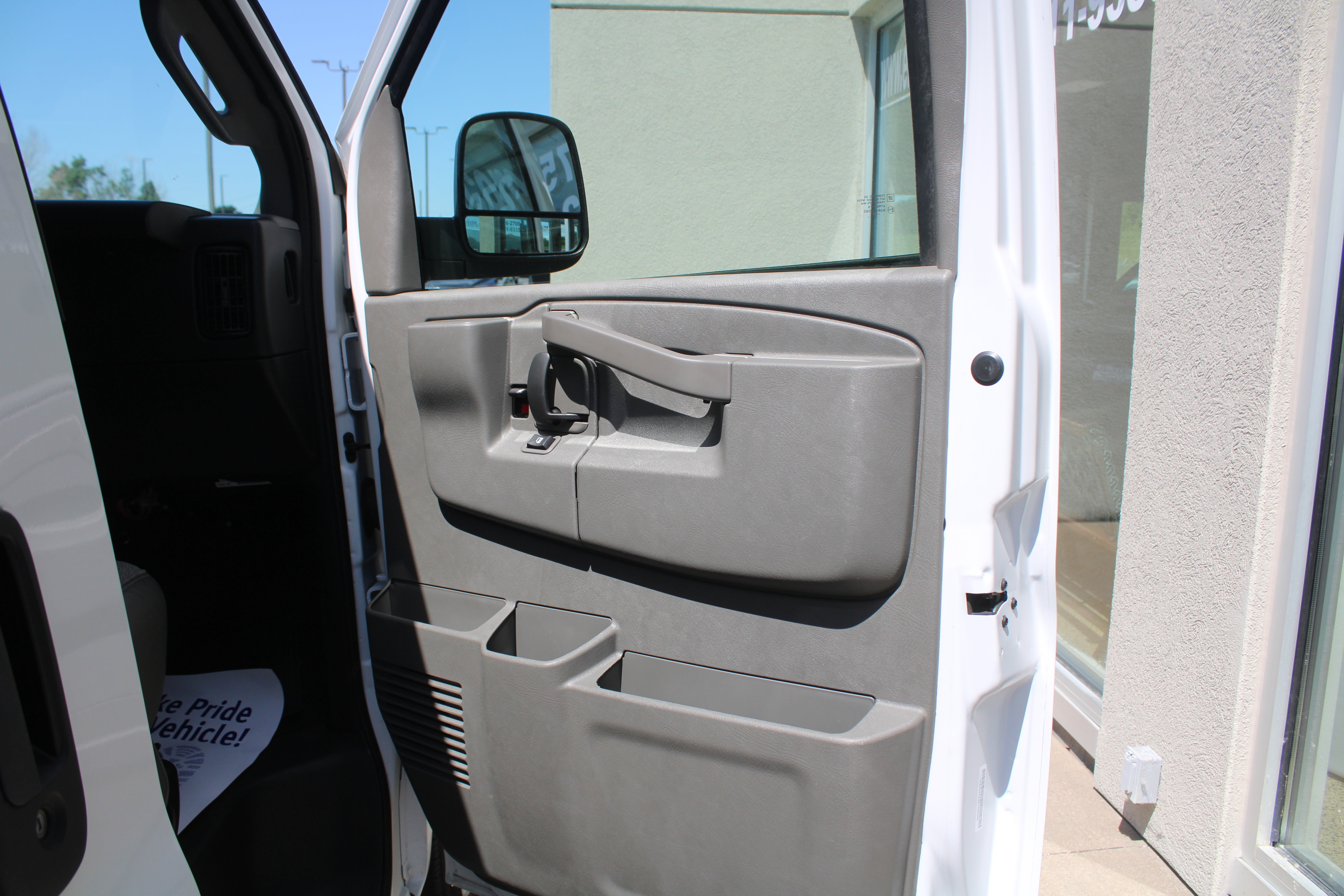 2025 Chevrolet Express Passenger 1LT
