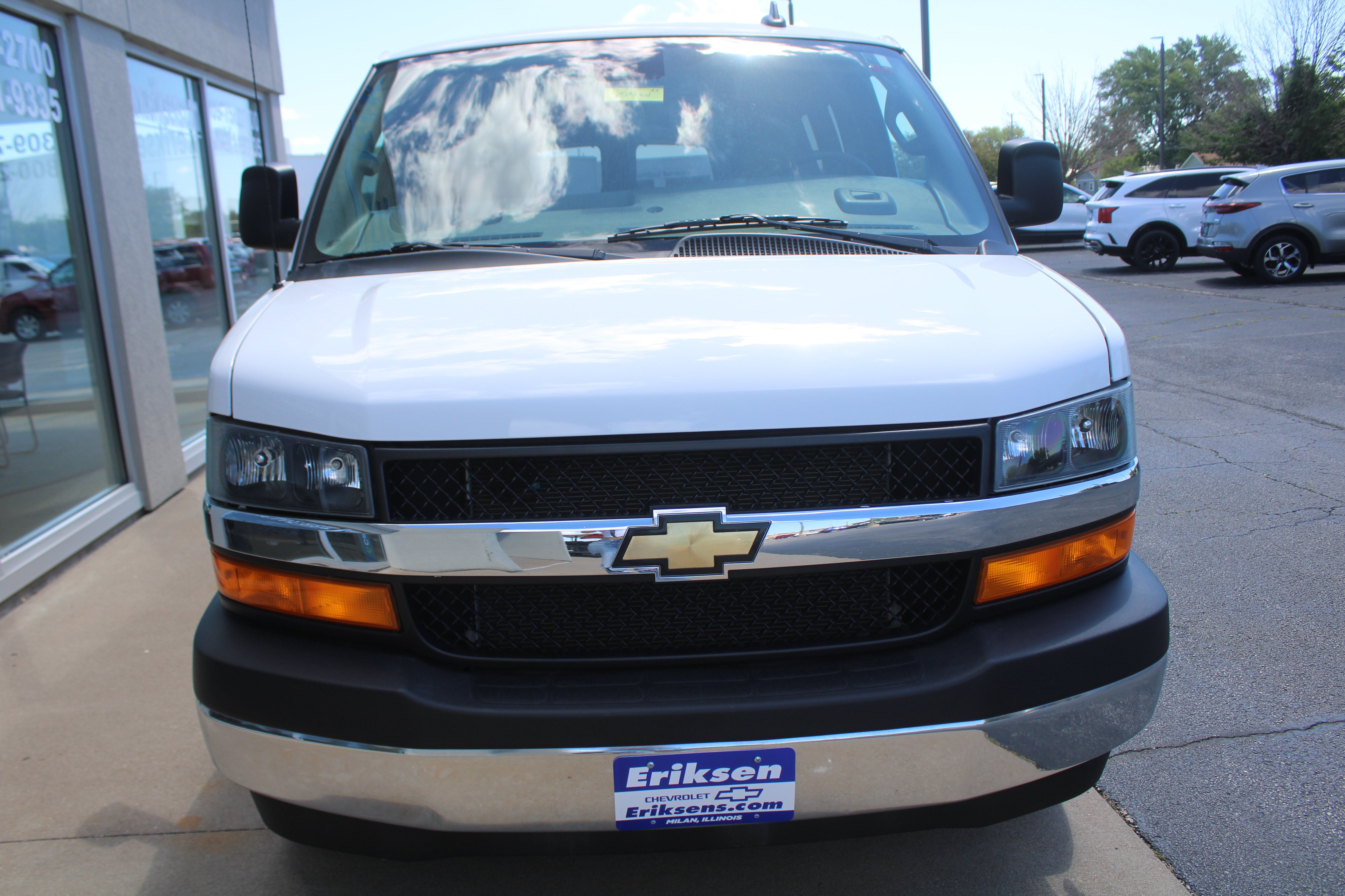 2025 Chevrolet Express Passenger 1LT